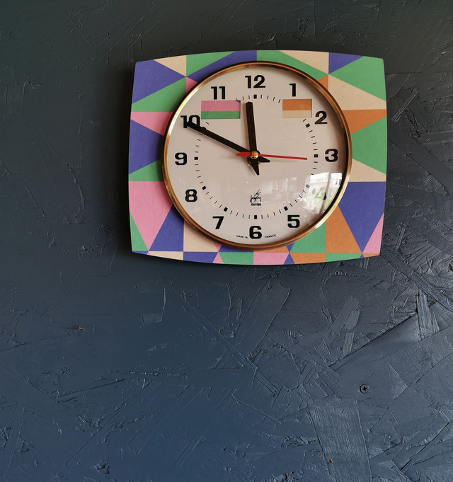 Horloge formica vintage pendule murale silencieuse "Japy bleu vert rose"