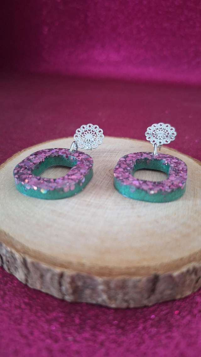 Boucles d&#039;oreilles ovales verte et paillettes roses 