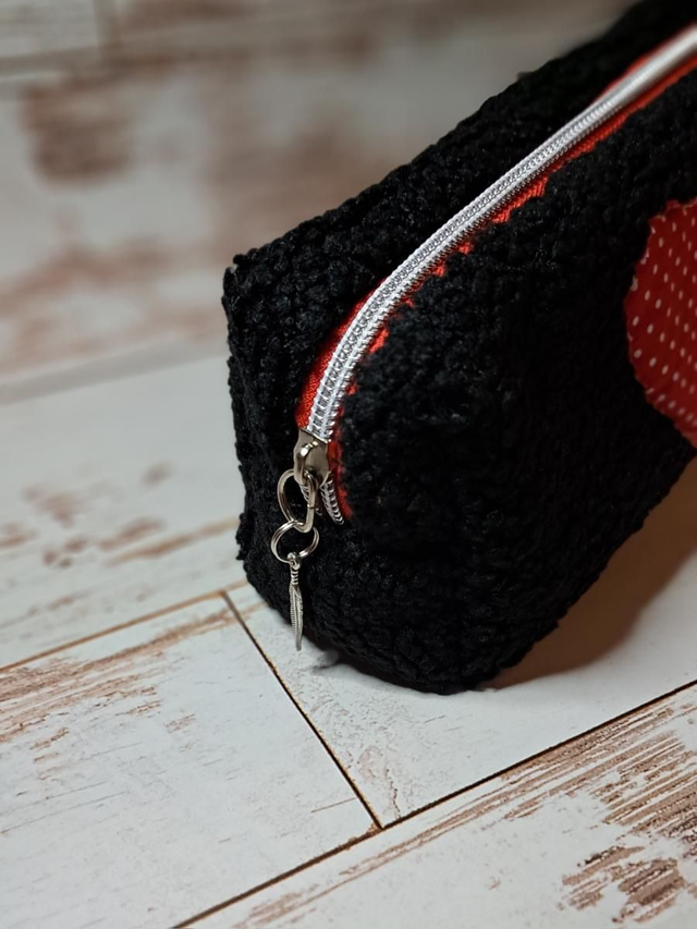 Trousse moumoute noire à cœur rouge