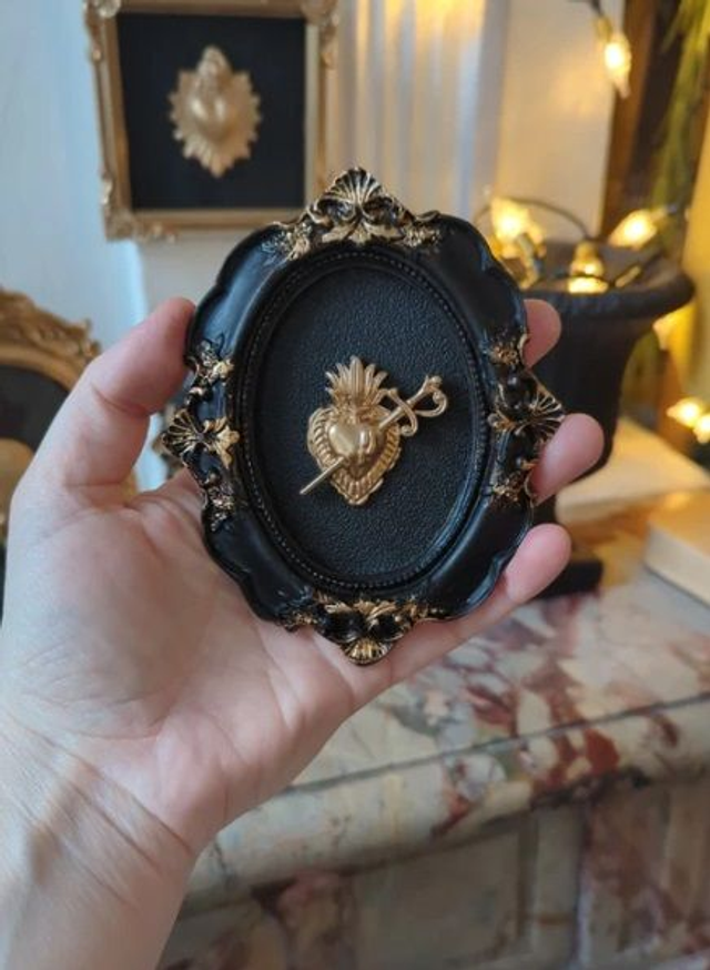Cadre baroque noir vieilli cœur ex-voto