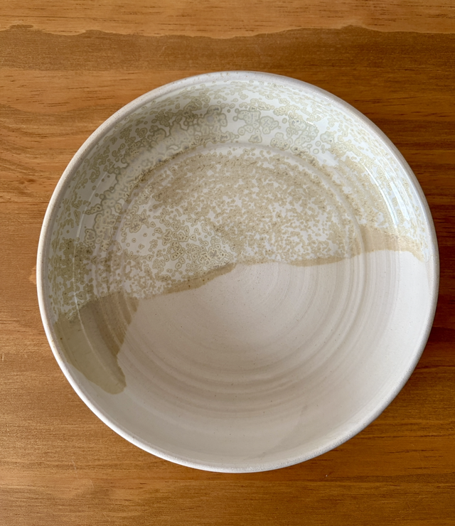 Assiette artisanale en grès bicolore beige et cristaux