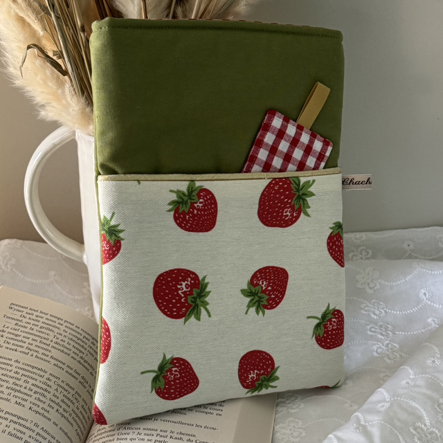 Pochette à livre et son signet Strawberry Picnic