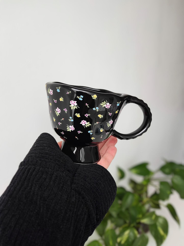 Mug en céramique style vintage noir fleurs