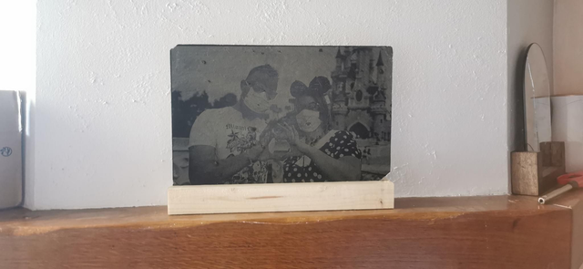 Ardoise avec pied en bois gravé