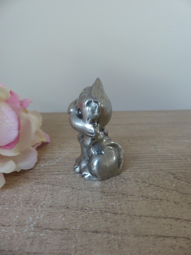 Figurine miniature chat en étain massif, mignon chaton en métal sculpté main, chat collection bébé animaux étain, cadeau décoration maison