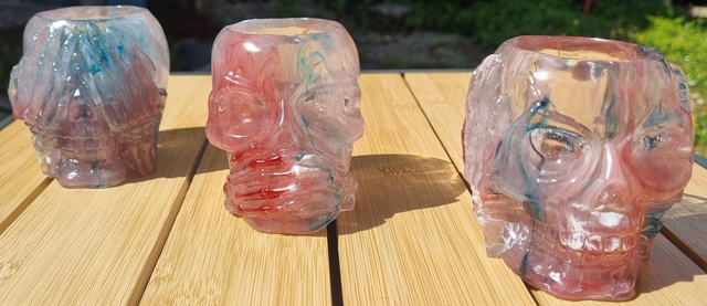 Têtes de morts bleu, blanc et rouge