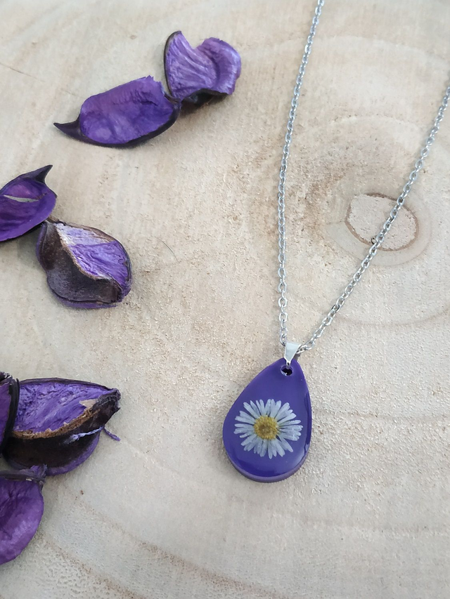 Collier fleur de pâquerette sur fond violet