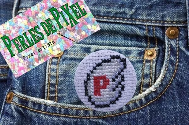 Aile Power Mario Badge ou porte clé brodé à la main pixel art 