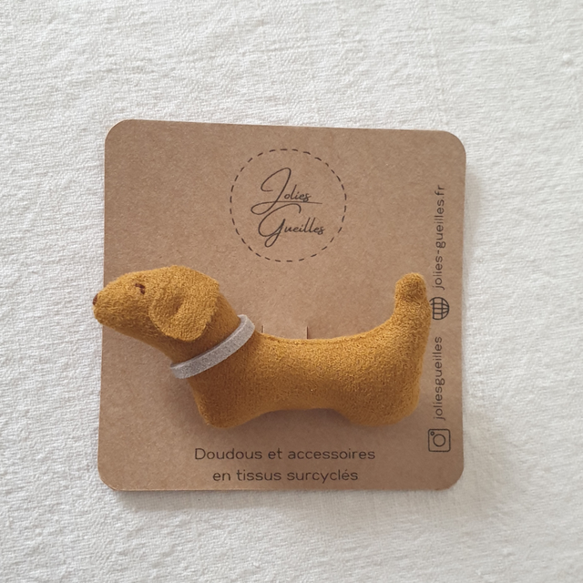 La broche teckel ocre