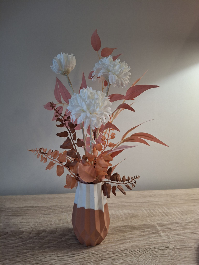 Vase à facettes avec fleurs intemporelles