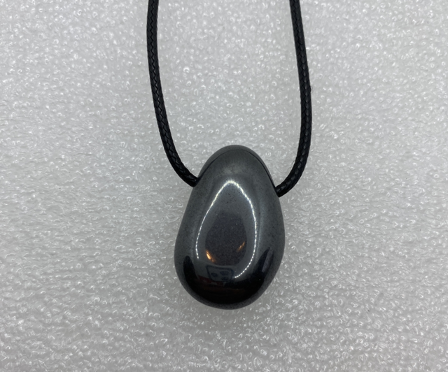Pendentif Galet en Hématite – Cordon PU