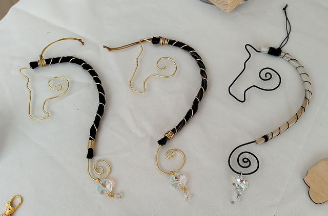 Suspension Carmen en fil métallique et crin de cheval naturel