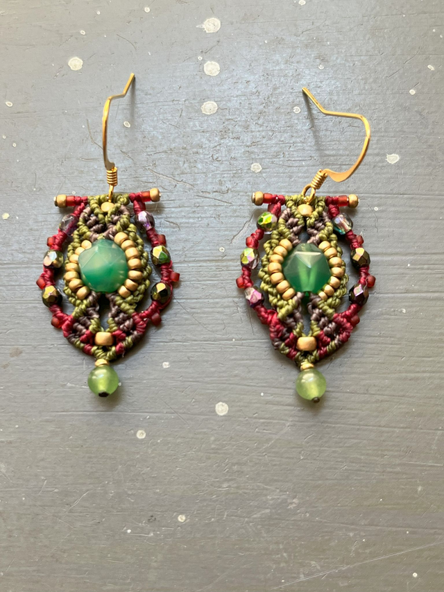 Boucles d&#039;oreille en macramé et perles vert émeraude et bordeaux