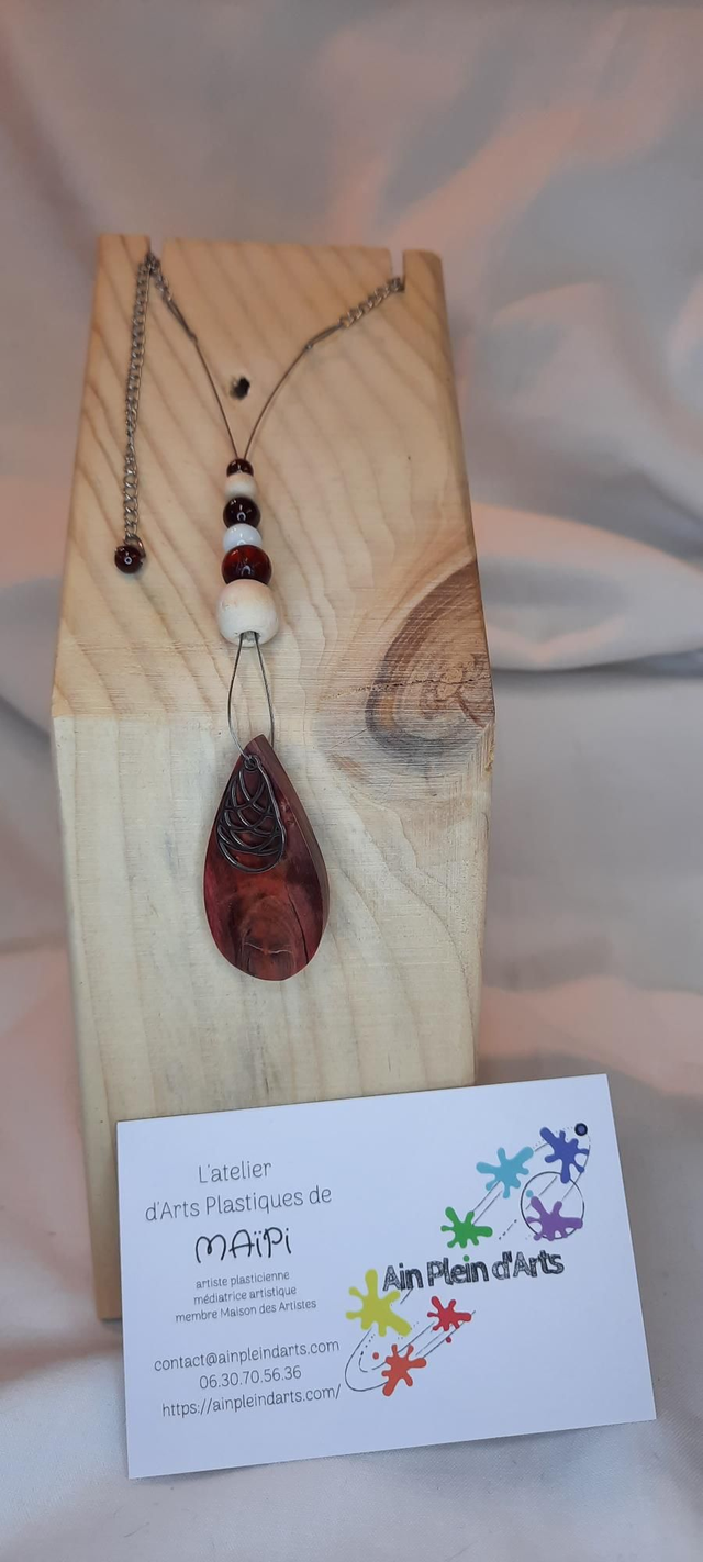 Collier buis rouge ras de cou goutte