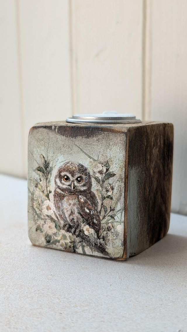 Owl among the flowers, looking ahead - Tealight holder