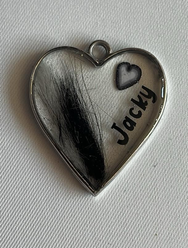 Herdenkingshanger (haren in epoxy met naam)