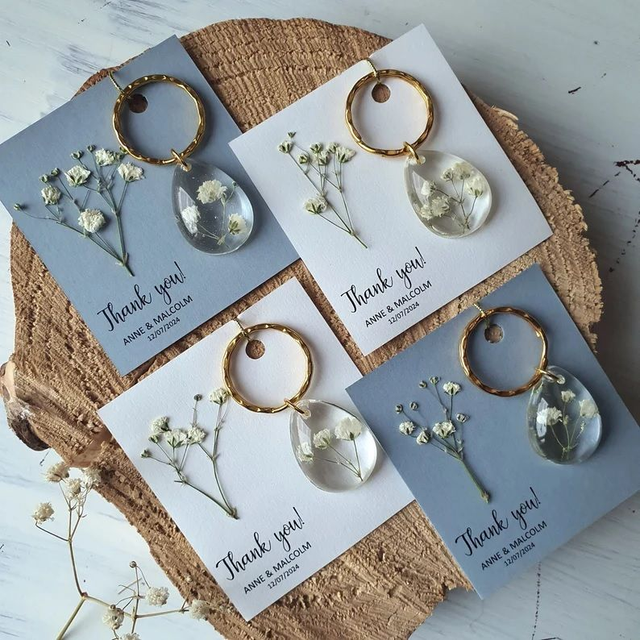 Breloczek z kwiatami gipsówki