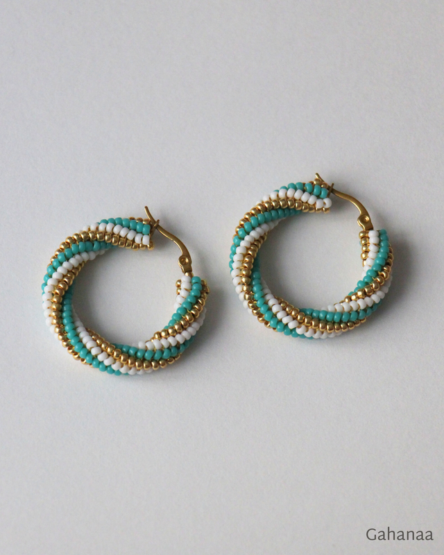 Nejma, Créoles torsadées, coloris turquoise et blanc