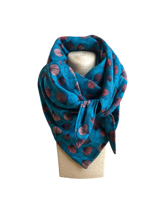 Foulard triangle - plumes rouges fond bleu petrole