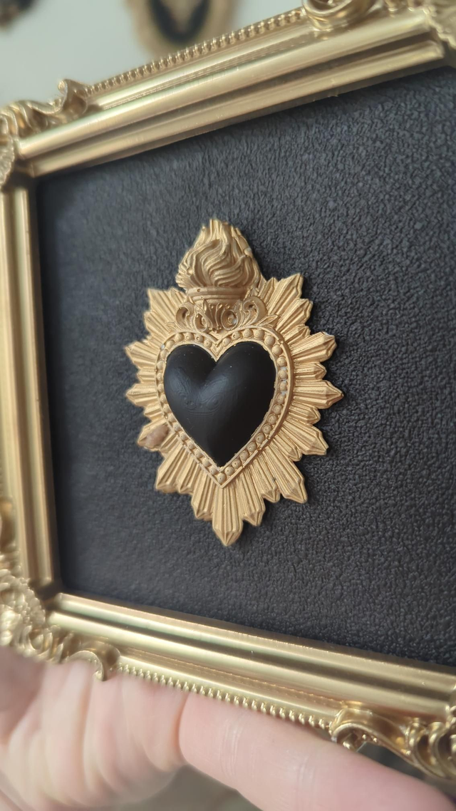 Cadre baroque carré cœur sacré noir et doré