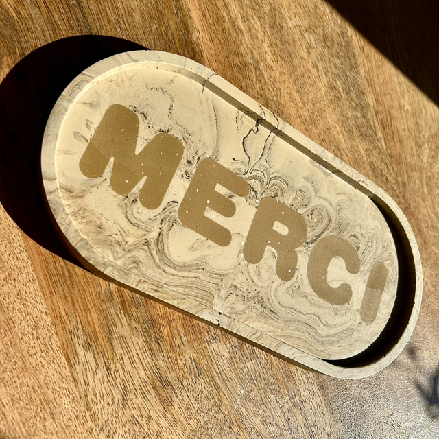 Grand plateau ovale MERCI marbre beige