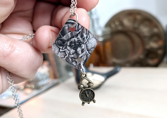 Pré-commande _ le bouledogue au chapeau, pendentif ou boucles d&#039;oreilles