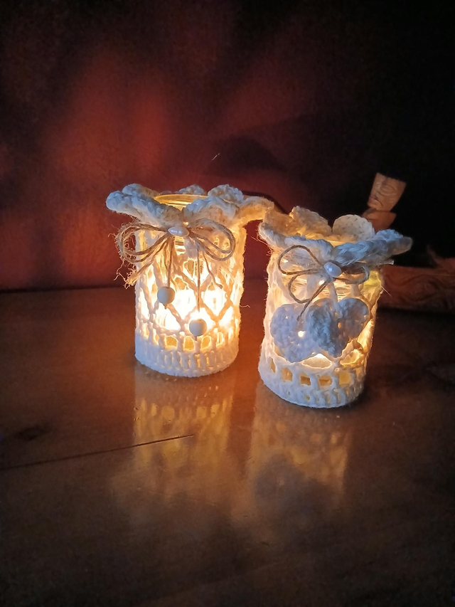  Photophore en verre habillé au crochet et breloques – décoration artisanale bohème chic