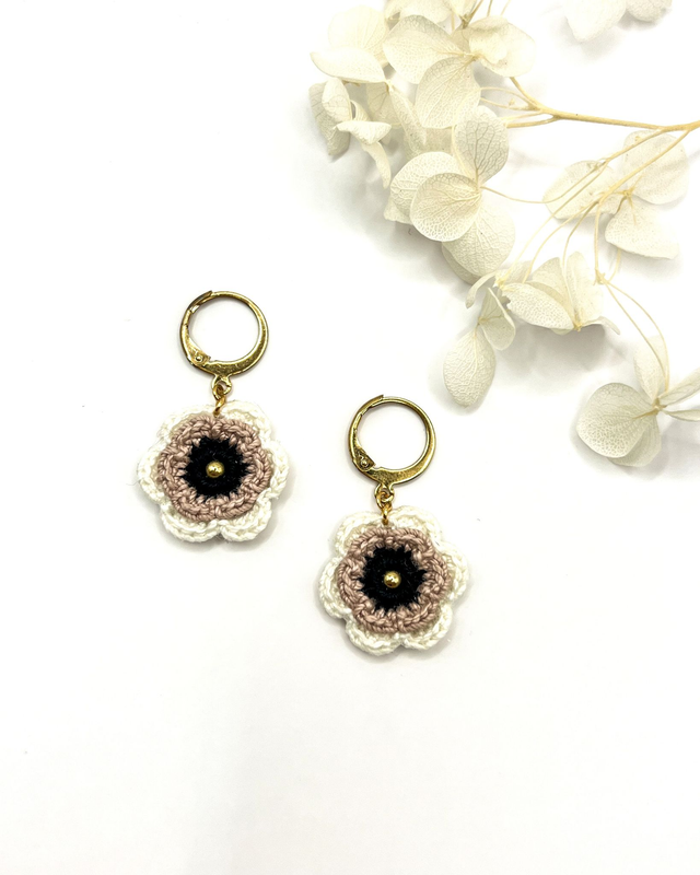 Boucles d’oreilles fleurs Corolles ~ S ~ Blanc / Taupe / Noir