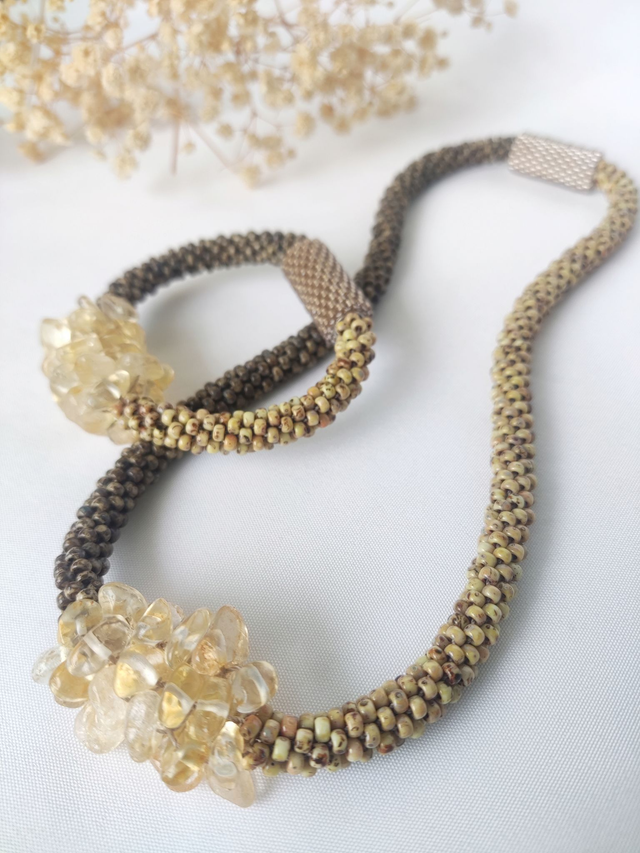 Conjunto de collar y pulsera mostaza y oro