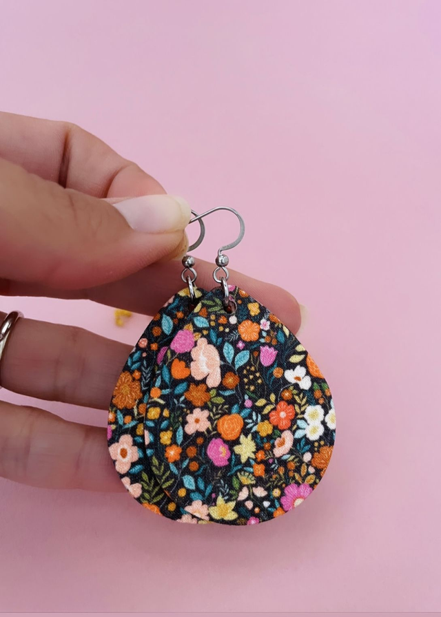 Boucles d'oreilles carton et tissu forme grandes gouttes, collection "1001 fleurs" - fond noir et motifs fleuris multicolores