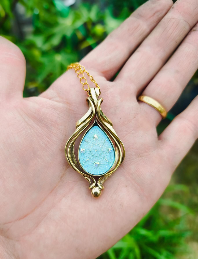 Pendentif Talisman « Christ'al » – Laiton Doré & Cristal Turquoise