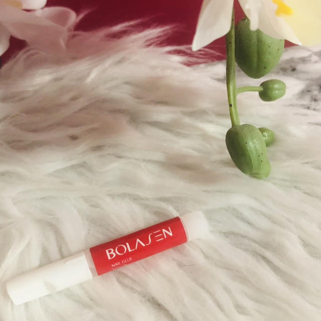 Colle à faux ongles