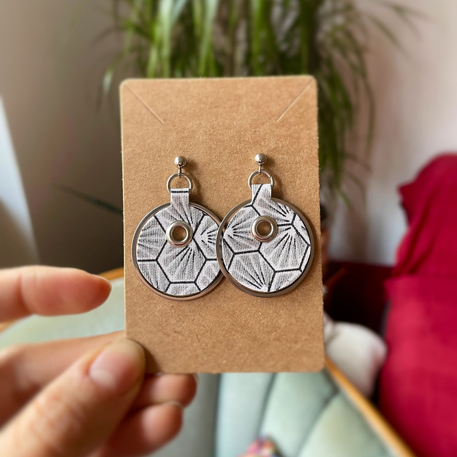 Sphère - Boucles d'oreilles en tissu argenté, noir et blanc