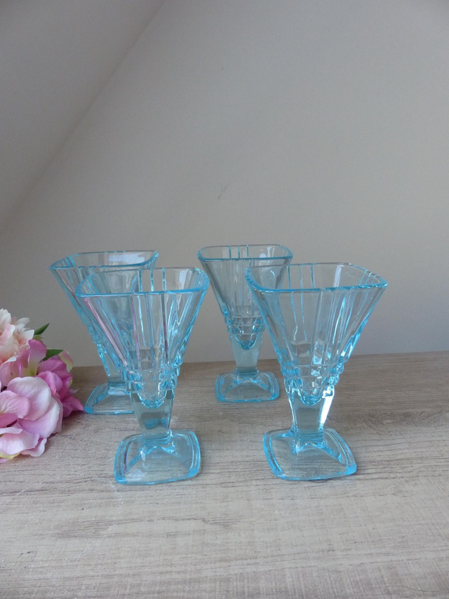 Vintage quatre coupes à glaces bleues aqua italiennes, Coupes à glaces ou à fruits en verre bleu Fidenza Italie, Coupes dessert aqua blue