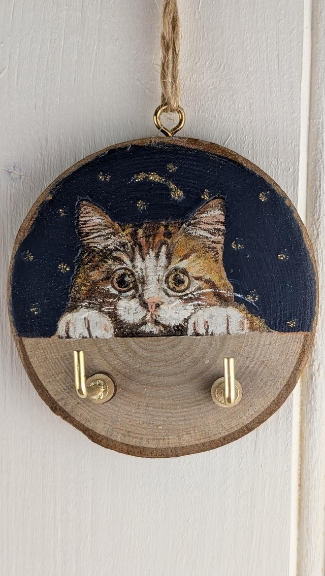 Peeking Cat - Log slice with hooks
