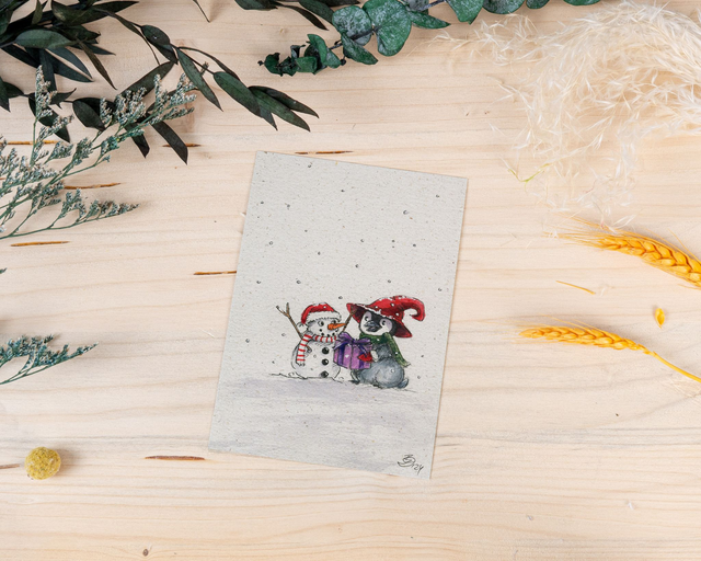Graspapierkarte - kleiner Pinguin überreicht ein Geschenk