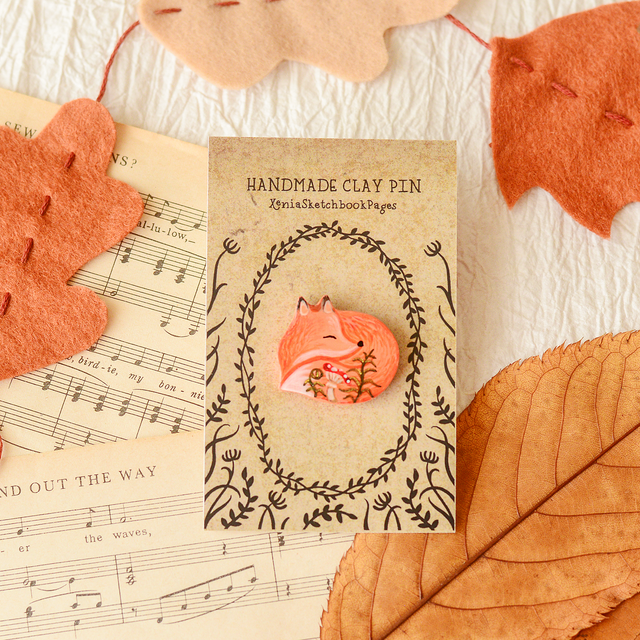 Familiar Collection &quot;A Sleeping Fox&quot; clay pin