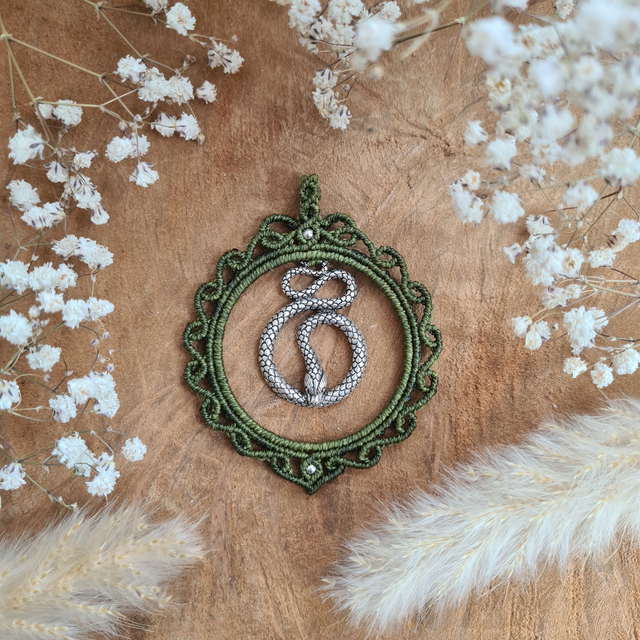 Collier avec pendentif mandala rond en micro macramé vert avec serpent argenté