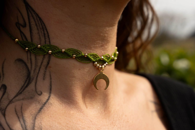 Ras de cou en micro-macramé vert, pendentif doré Lune