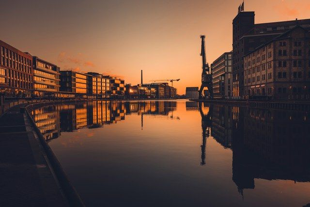 Hafenkran im Abendspiegel