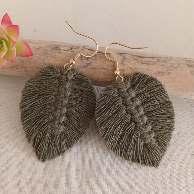 Boucle d'oreille feuille macramé dorée