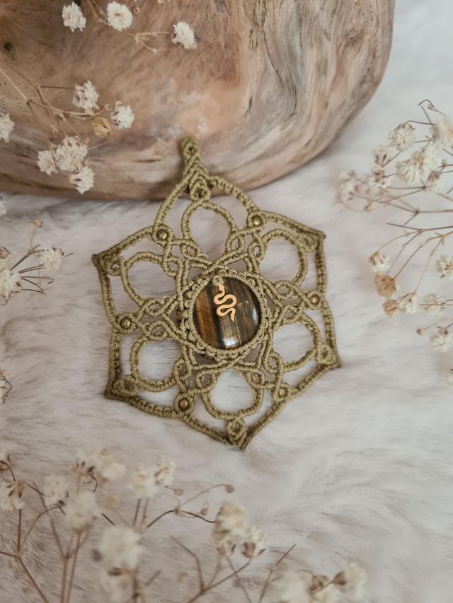 Pendentif mandala en micro macramé avec un œil de tigre 