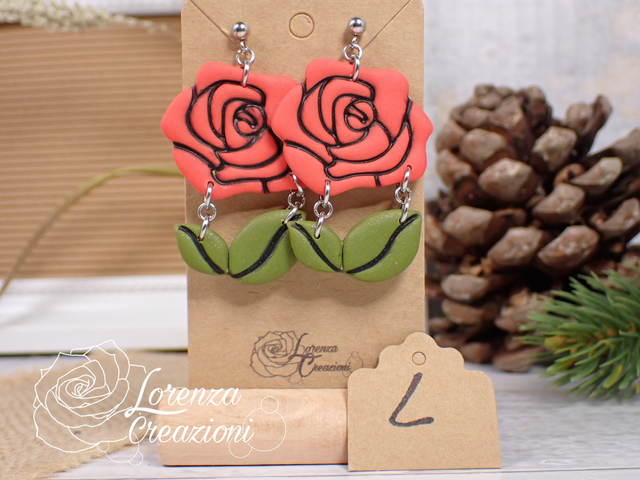 Orecchini pendenti floreali con fiore rosa rossa e foglie tg L
