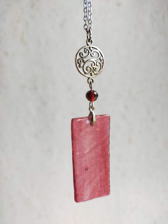Pendentif en verre rose marbré, texturé et transparent, chaîne couleur argent. 