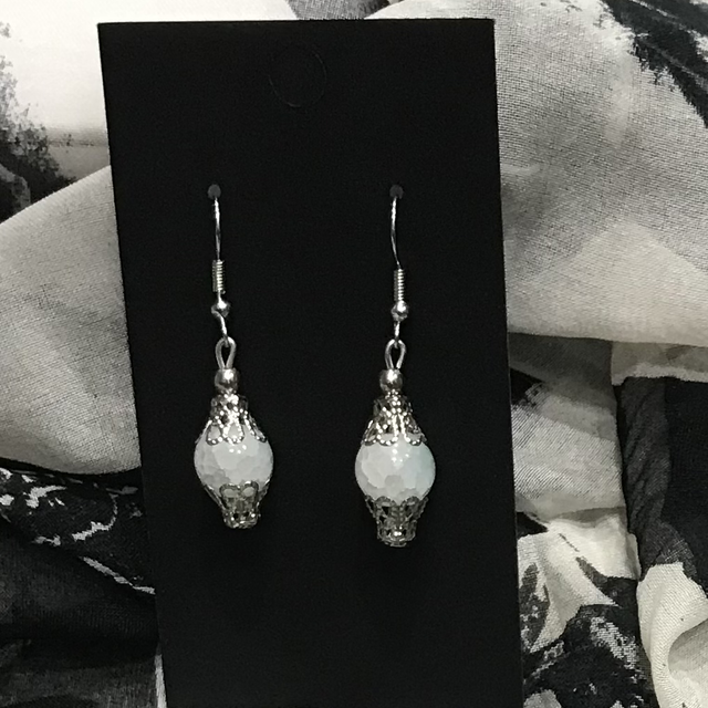 White/Cream Dangling Earrings- WDE32