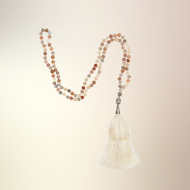 Mala med månesten og hvid kvast