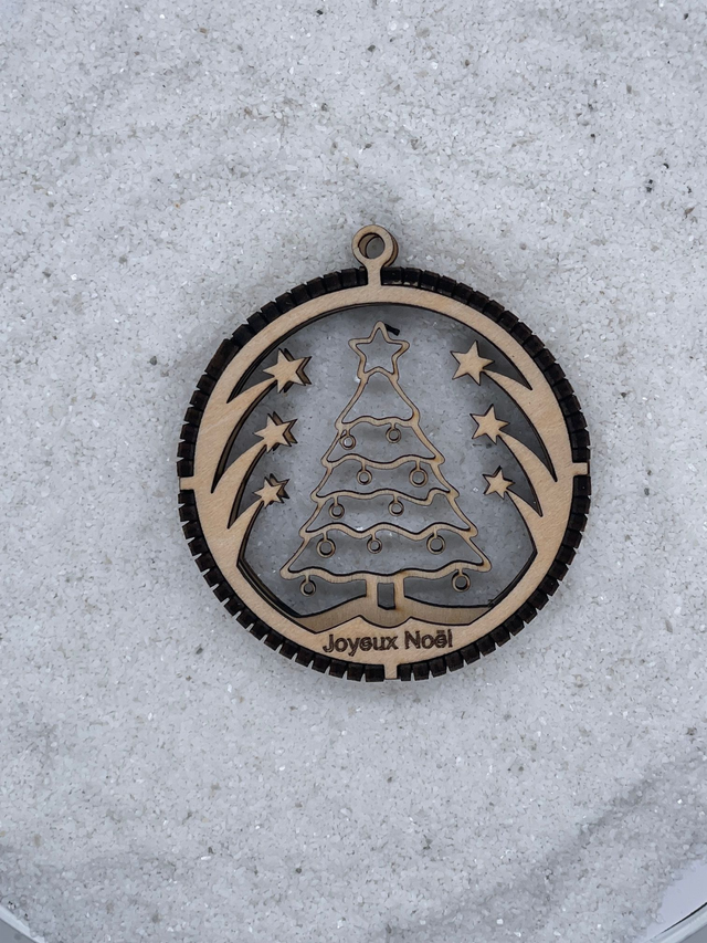 Boule de Noël en bois motif Sapin et étoiles.
