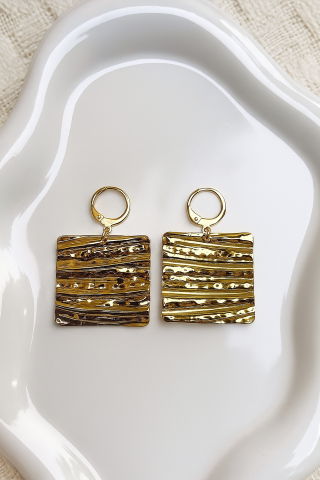 Orecchini in argento 925 placcato oro 24k, con finitura grezza. 