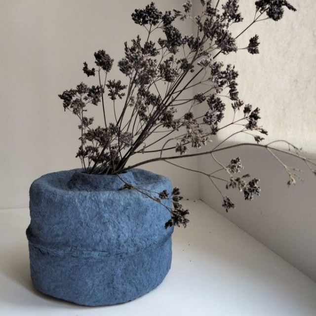 Vase en papier mâché bleu indigo
