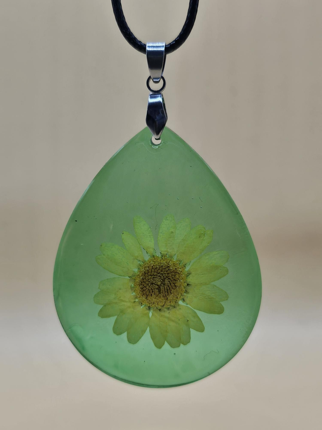 Pendentif en résine - Grande goutte verte fleur jaune 